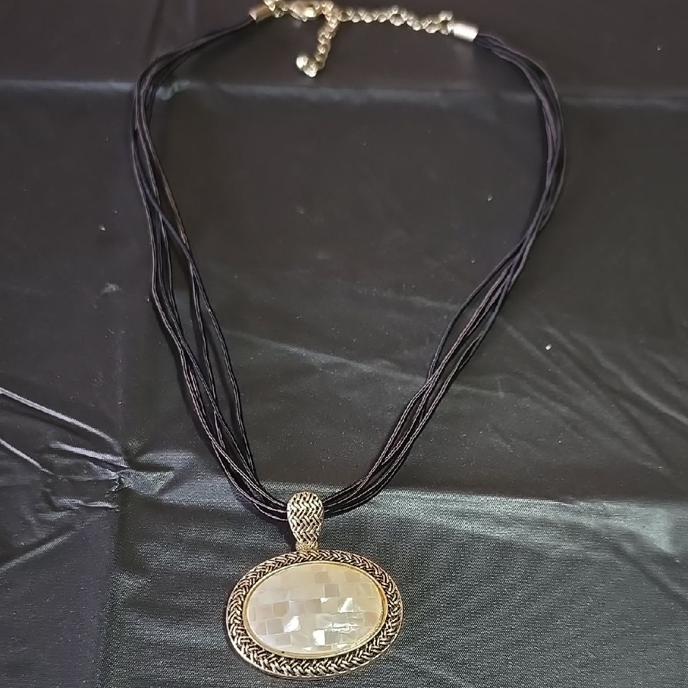 Elegant Black and Gold Pendant Necklace
